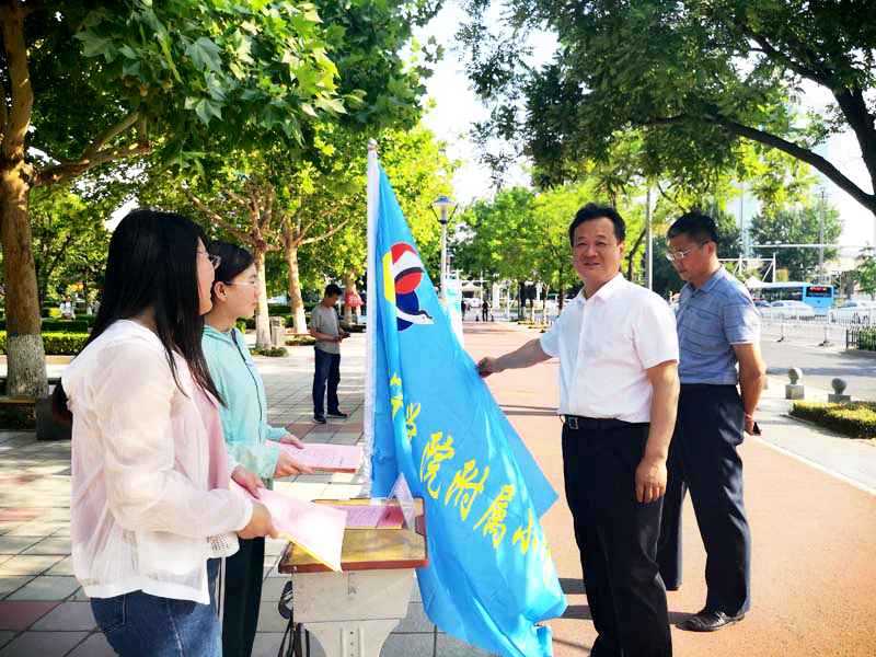 济宁城区举办学校近视防控宣传咨询活动